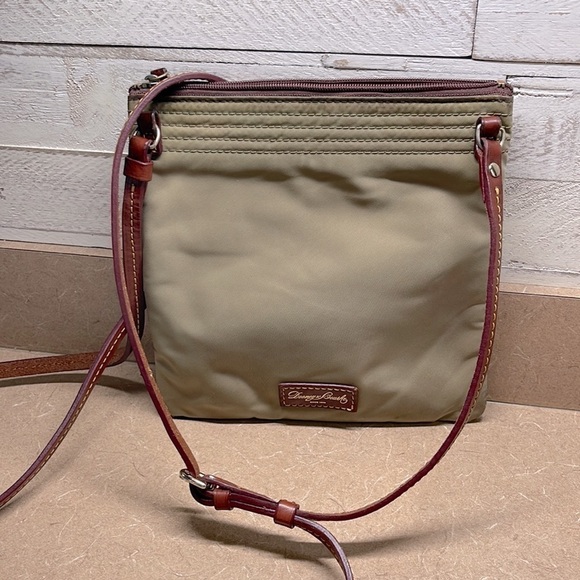 DOONEY & BOURKE, CROSSBODY BAG. NYLON EXTERIOR WITH BROWN LEATHER TRIM. - Picture 6 of 8